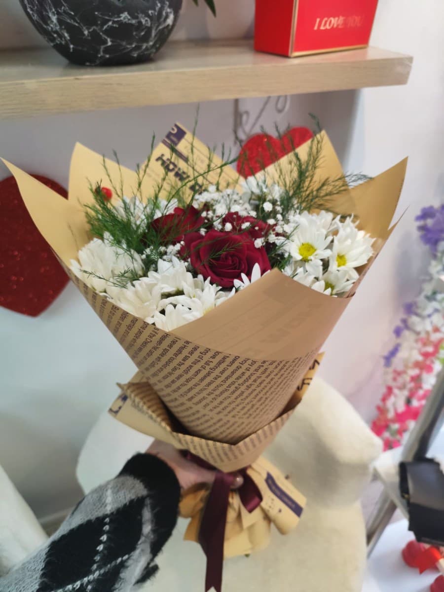 3 Adet Kırmızı Gül ve Papatya Buketi - Taze & Romantik Çiçek Aranjmanı