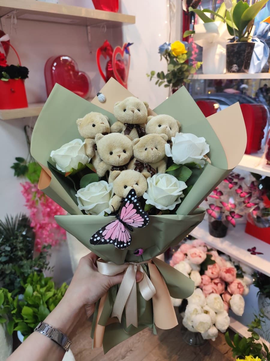 5 Adet Sevimli Ayıcık ve 4 Beyaz Gül Buketi - Tatlı & Romantik Hediye Aranjmanı