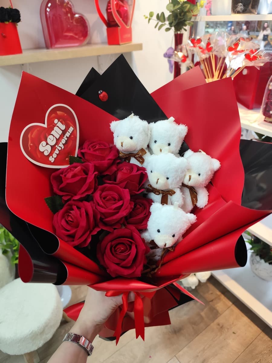 7 Adet Kırmızı Gül ve 5 AdetSevimli Ayıcık Buketi - Romantik & Neşeli Hediye Aranjmanı