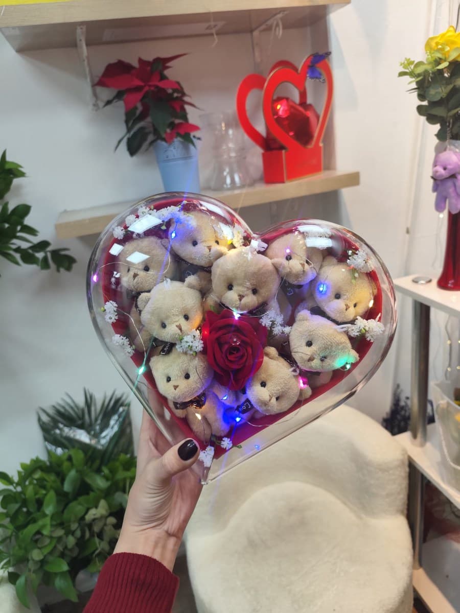 Işıklı Kalp Kutuda 9 Ayıcık & Kadife Gül - Romantik Hediye Aranjmanı