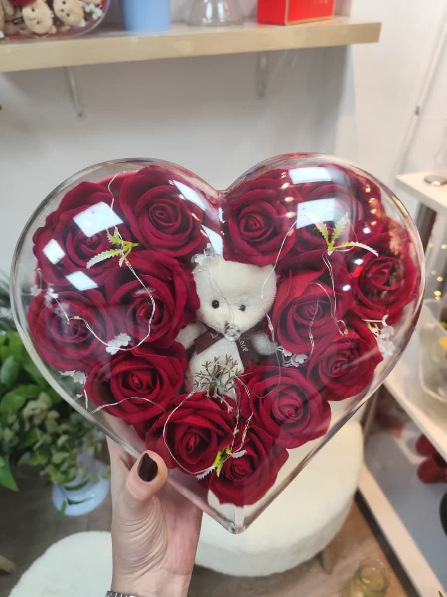 Işıklı Kalp Kutuda 13 Kadife Gül & Ayıcık - Romantik Hediye Aranjmanı