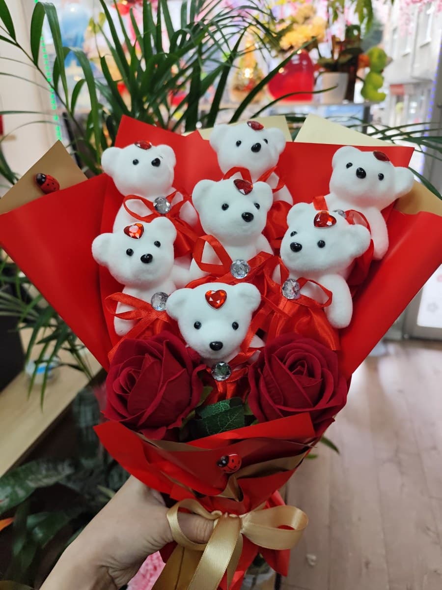Güllü Ayıcık Buketi - Sevimli ve Romantik Hediye Aranjmanı