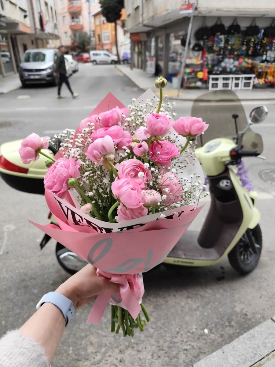 Pembe Zarafet Buketi: Romantizmin En Zarif Hali